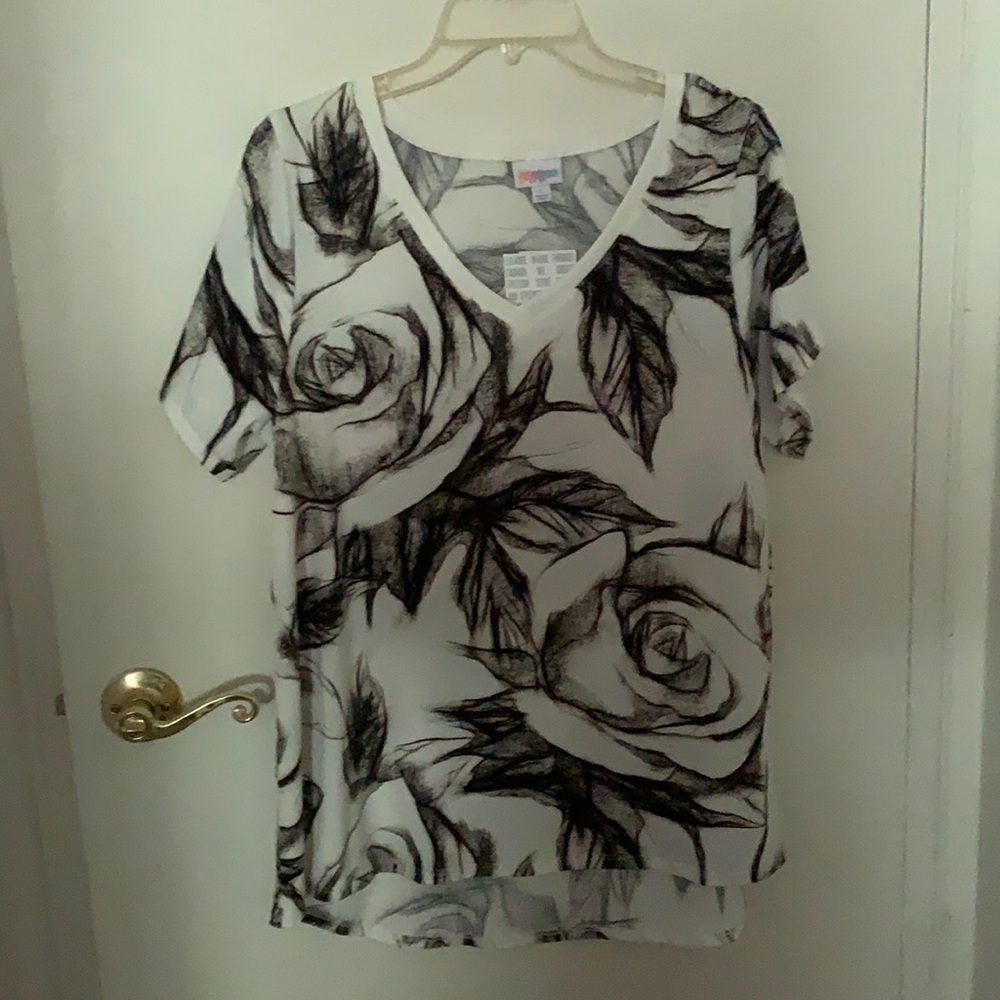 BNWT Lularoe Christy v neck roses tee